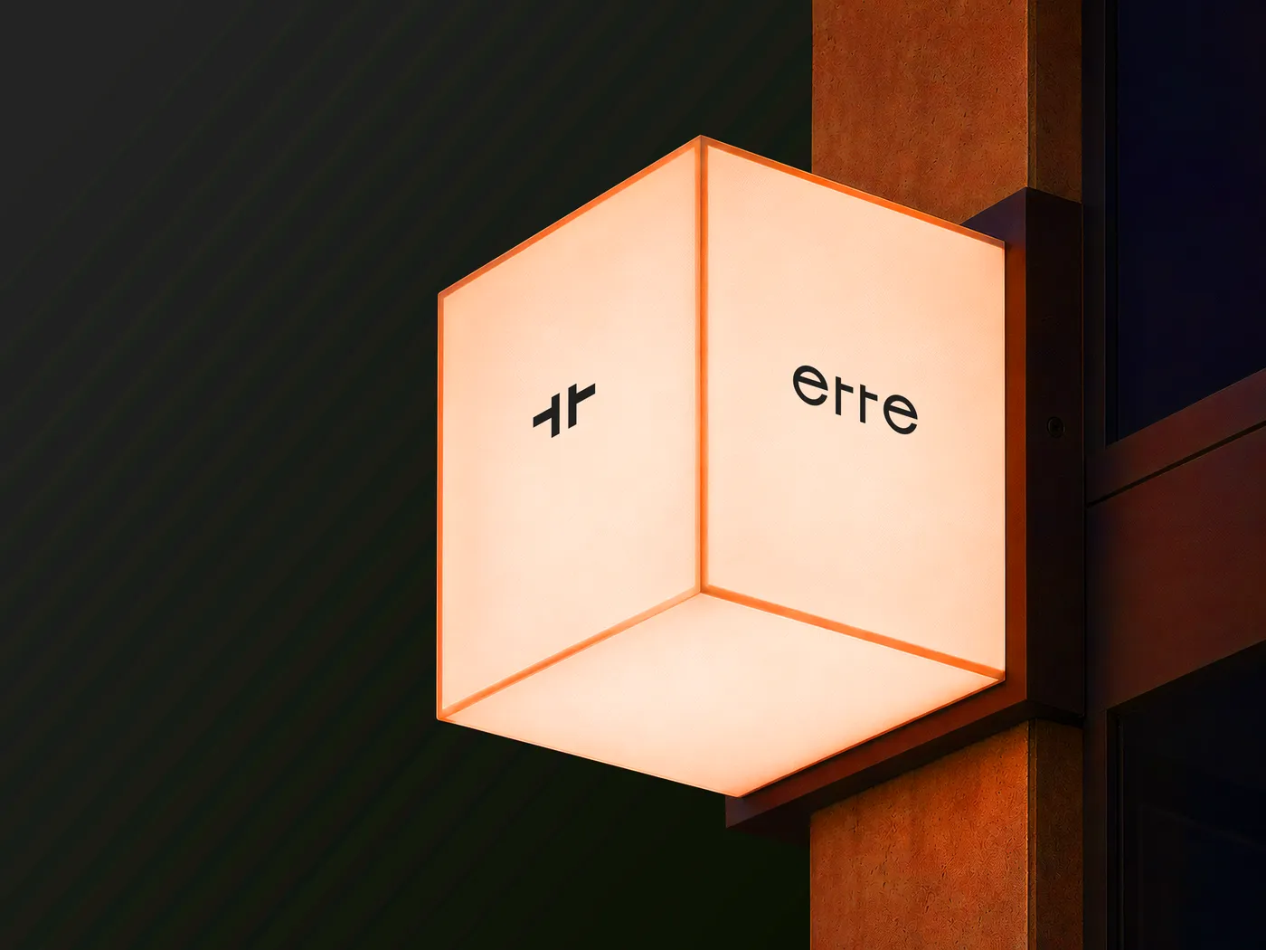 Erre, rótulo luminoso en forma de cubo