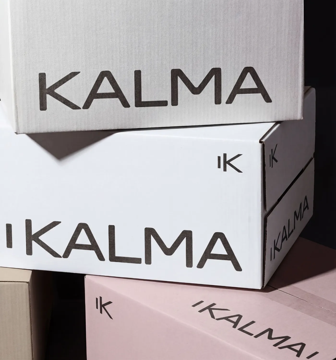 Kalma, cajas con el nombre de la marca